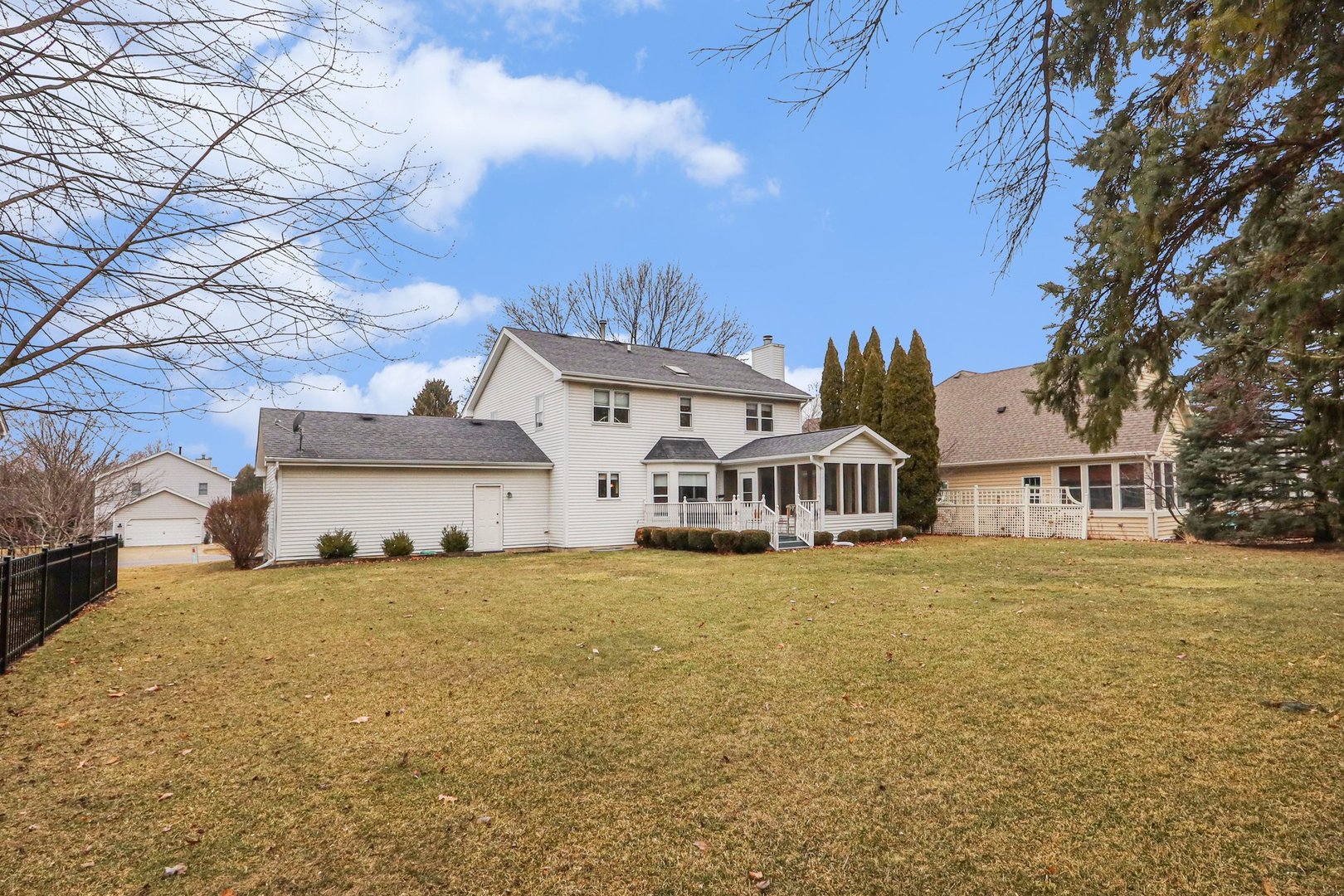 570 Violet Lane Batavia, IL 60510 - Photo 25 of 28 front view of a house with a yard