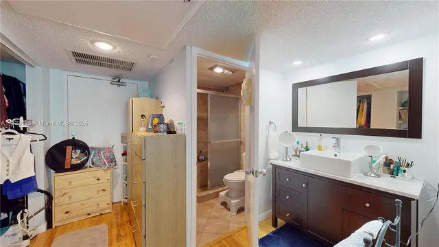 a en suite bathroom with a sink mirror and double