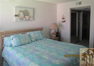 1050 Ramon Road, Unit 127 Palm Springs, CA 92264 - Photo 19 of 25 a bedroom with a bed and wall painting