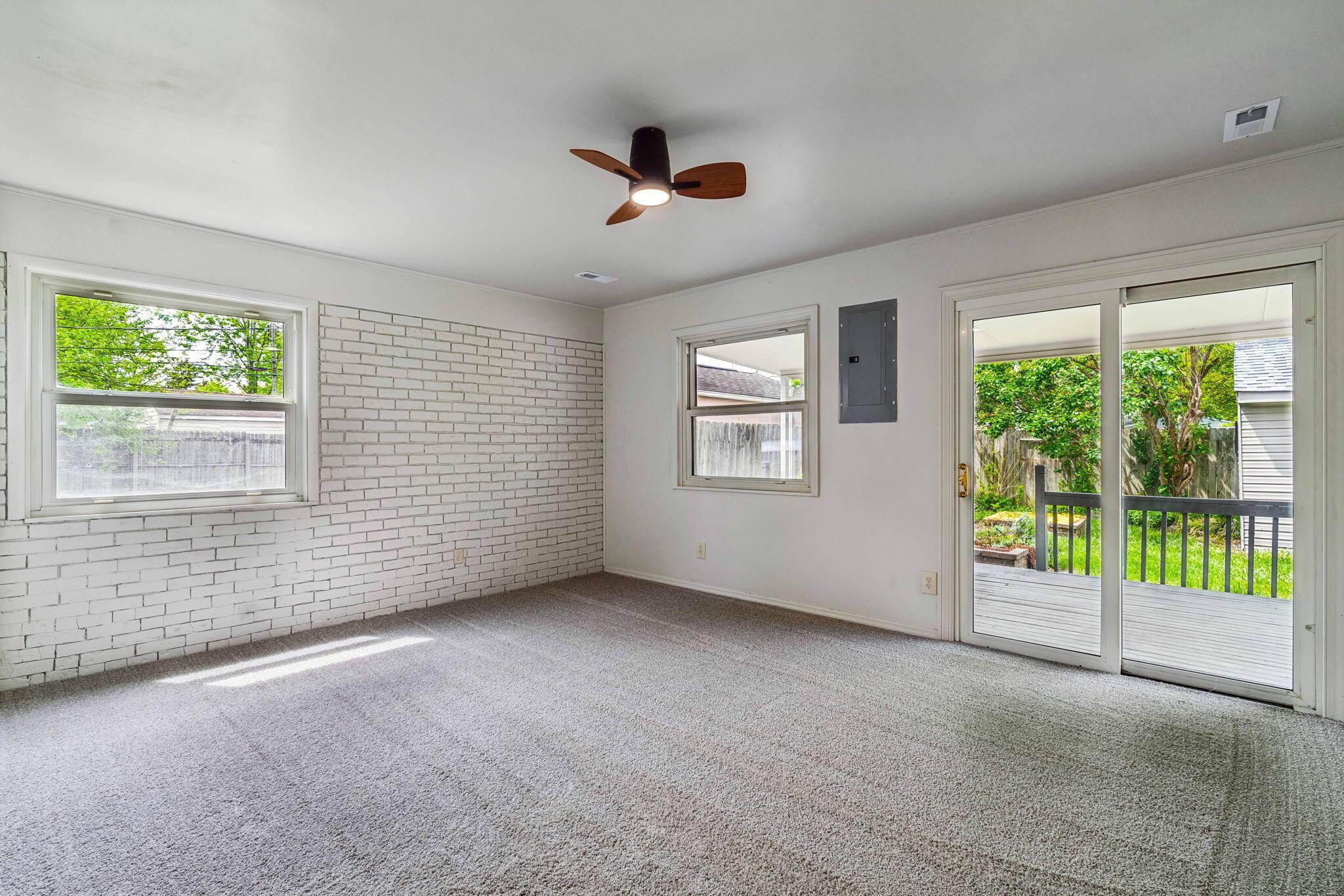 239 Ross Road Columbus, OH 43213 - Photo 12 of 17 RELAX in this true master bedroom !