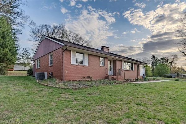 $319,400 | 246 Fairview Avenue, Mount Airy, NC 27030