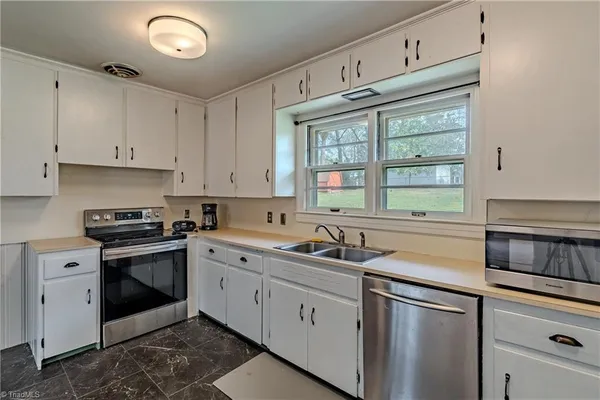 $319,400 | 246 Fairview Avenue, Mount Airy, NC 27030