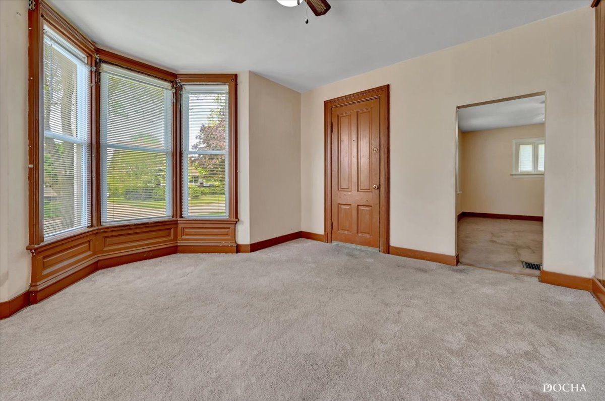 321 Fulton Street West Chicago, IL 60185 - Photo 3 of 21 an empty room with windows and closet