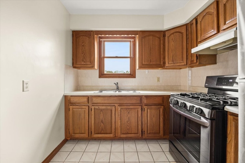 576 Slade Street, Unit 2 Fall River, MA 02724 - Photo 5 of 34
