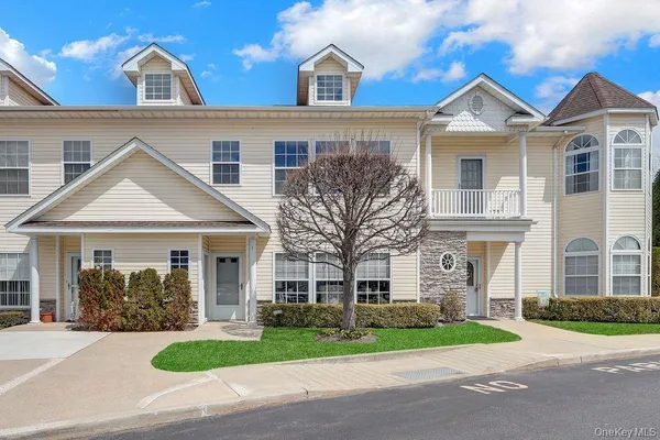 $639,999 | 103 Narragansett Villas Drive, Lindenhurst, NY 11757