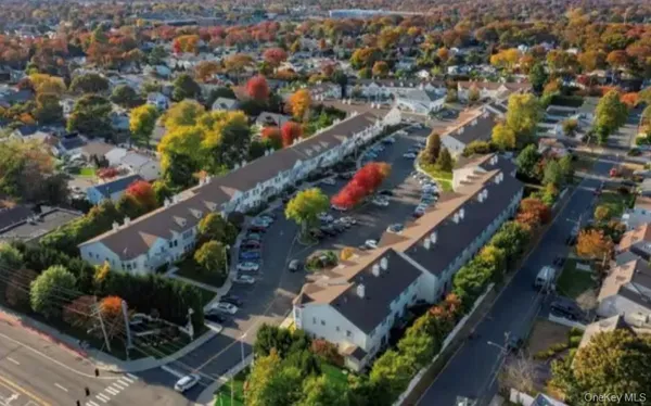 $639,999 | 103 Narragansett Villas Drive, Lindenhurst, NY 11757