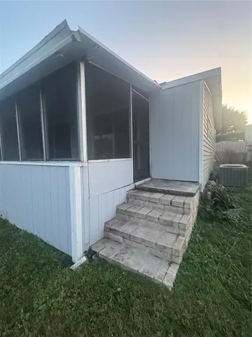 a view of a house with backyard