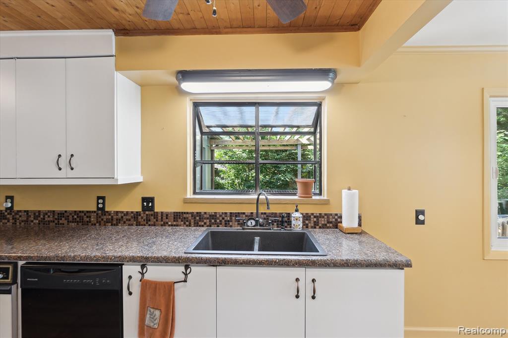 265 Airport Road Waterford, MI 48327 - Photo 14 of 47 Gallery Image 14