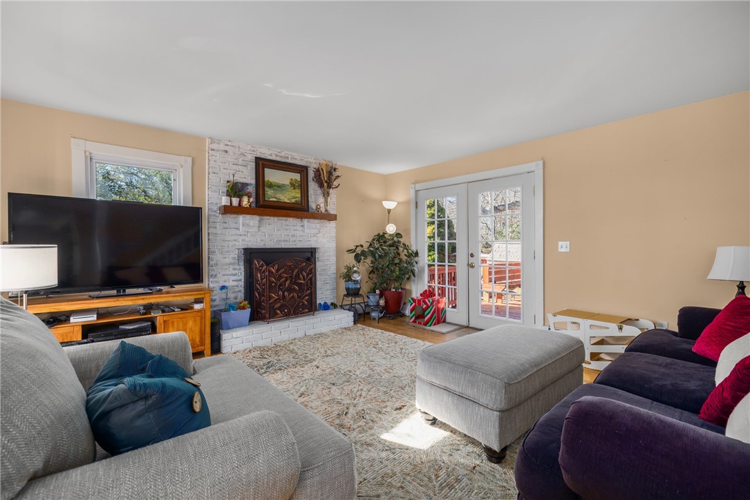 1059 East Shore Road Jamestown, RI 02835 - Photo 7 of 35 Fireplace decorative only.