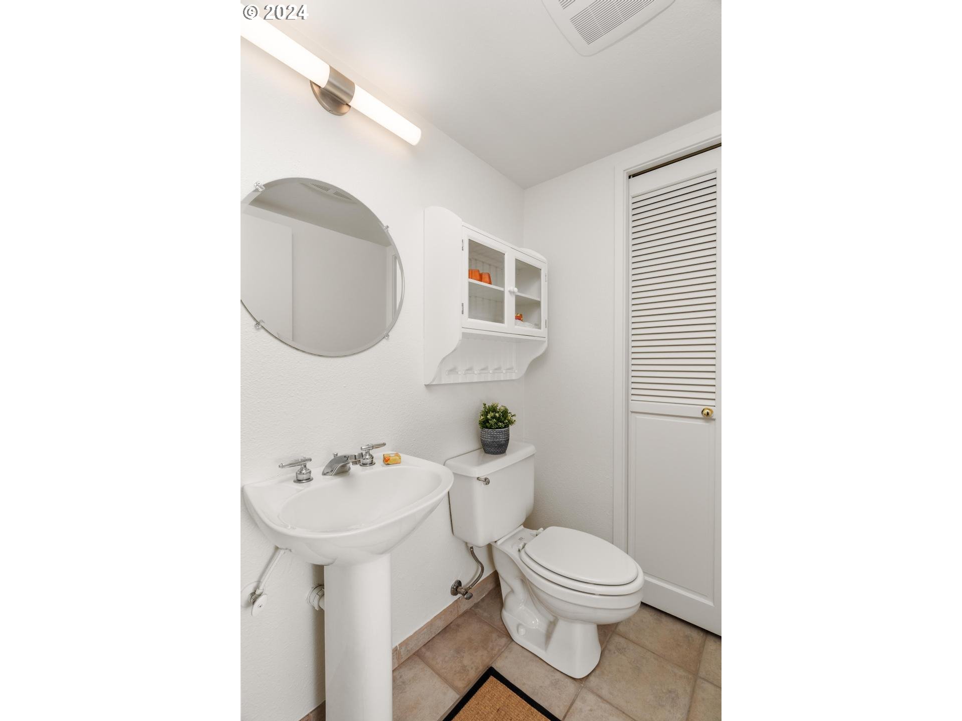 6223 Meridian Circle West Linn, OR 97068 - Photo 22 of 45 a bathroom with a toilet a sink and mirror