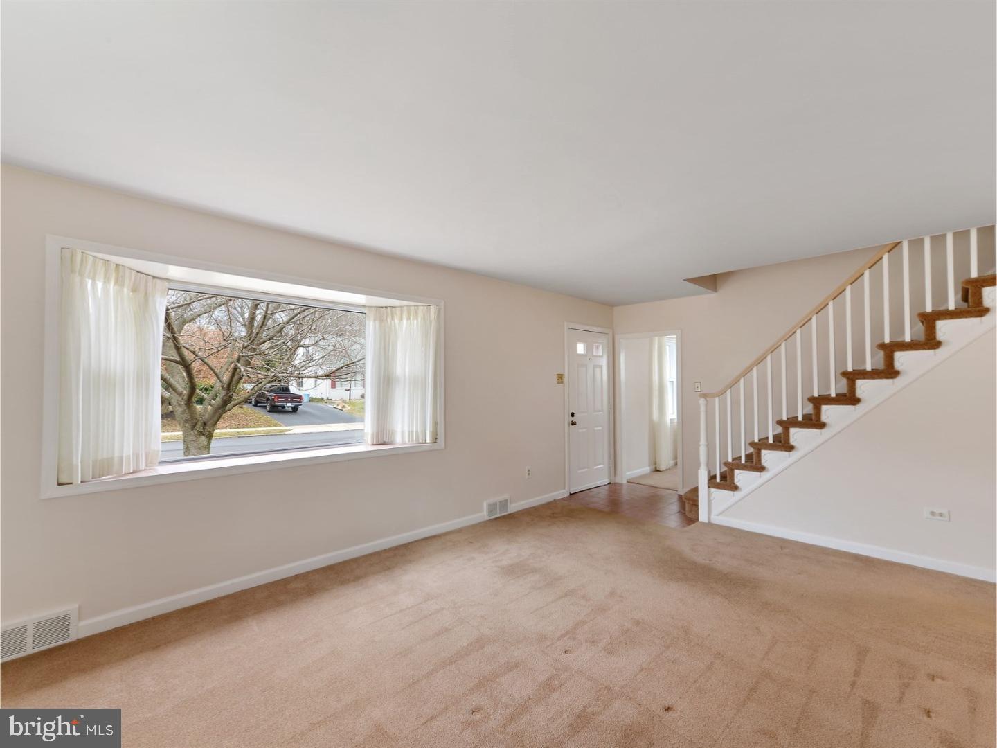 479 Granite Terrace Springfield, PA 19064 - Photo 3 of 25 Living Room