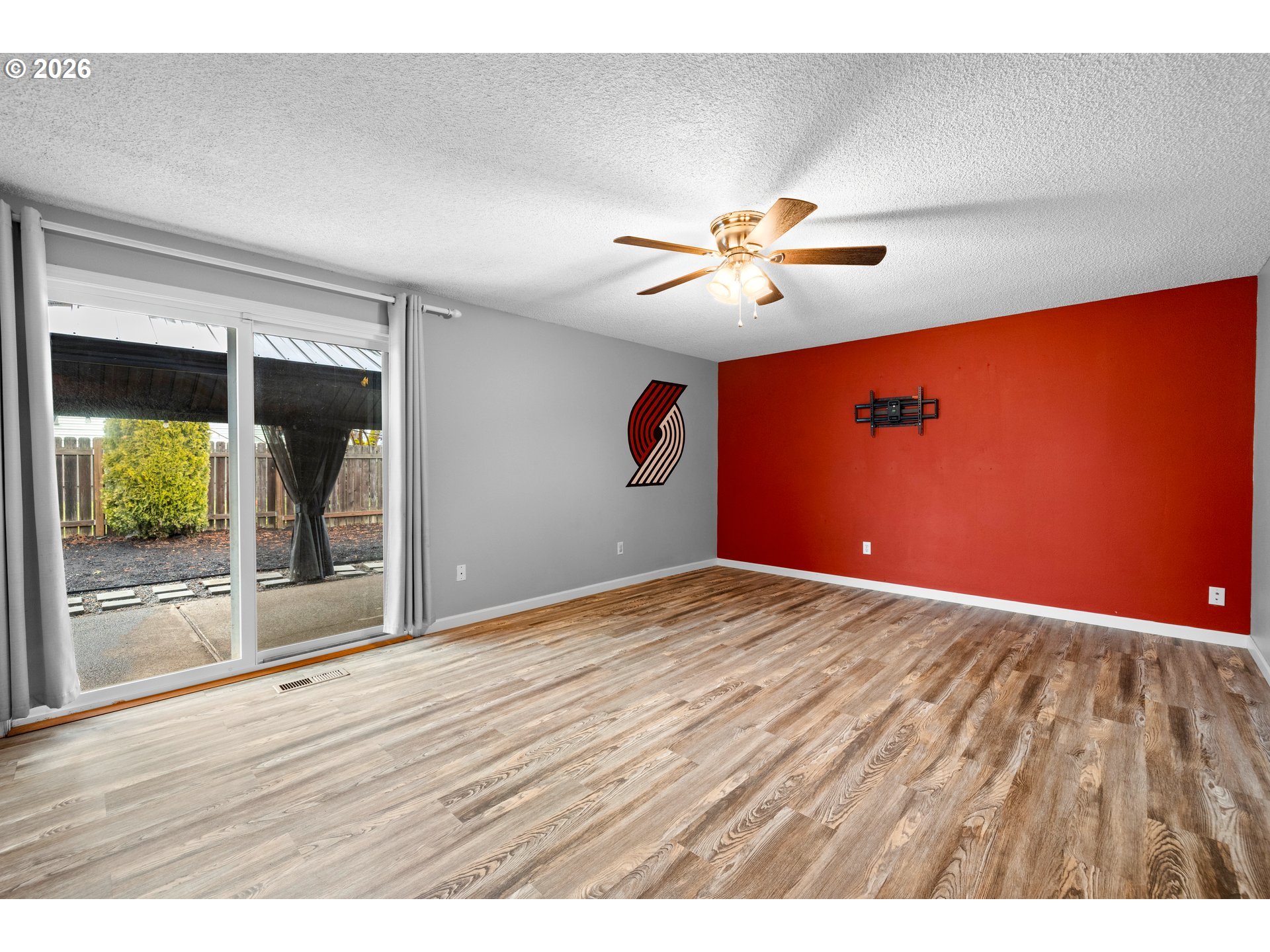 493 South Emerald Loop Cornelius, OR 97113 - Photo 19 of 46 en empty room with window and ceiling fan