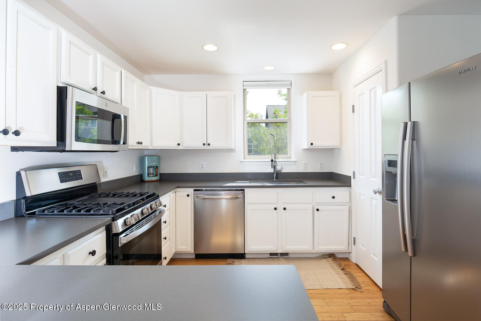 200 Lakeside Court Basalt, CO 81621 - Photo 3 of 23 a kitchen with granite countertop a refrigerator stove and sink