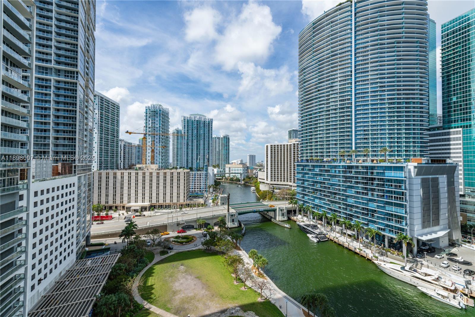 465 Brickell Avenue, Unit 1602 Miami, FL 33131 - Photo 19 of 30 a view of roof deck with a garden