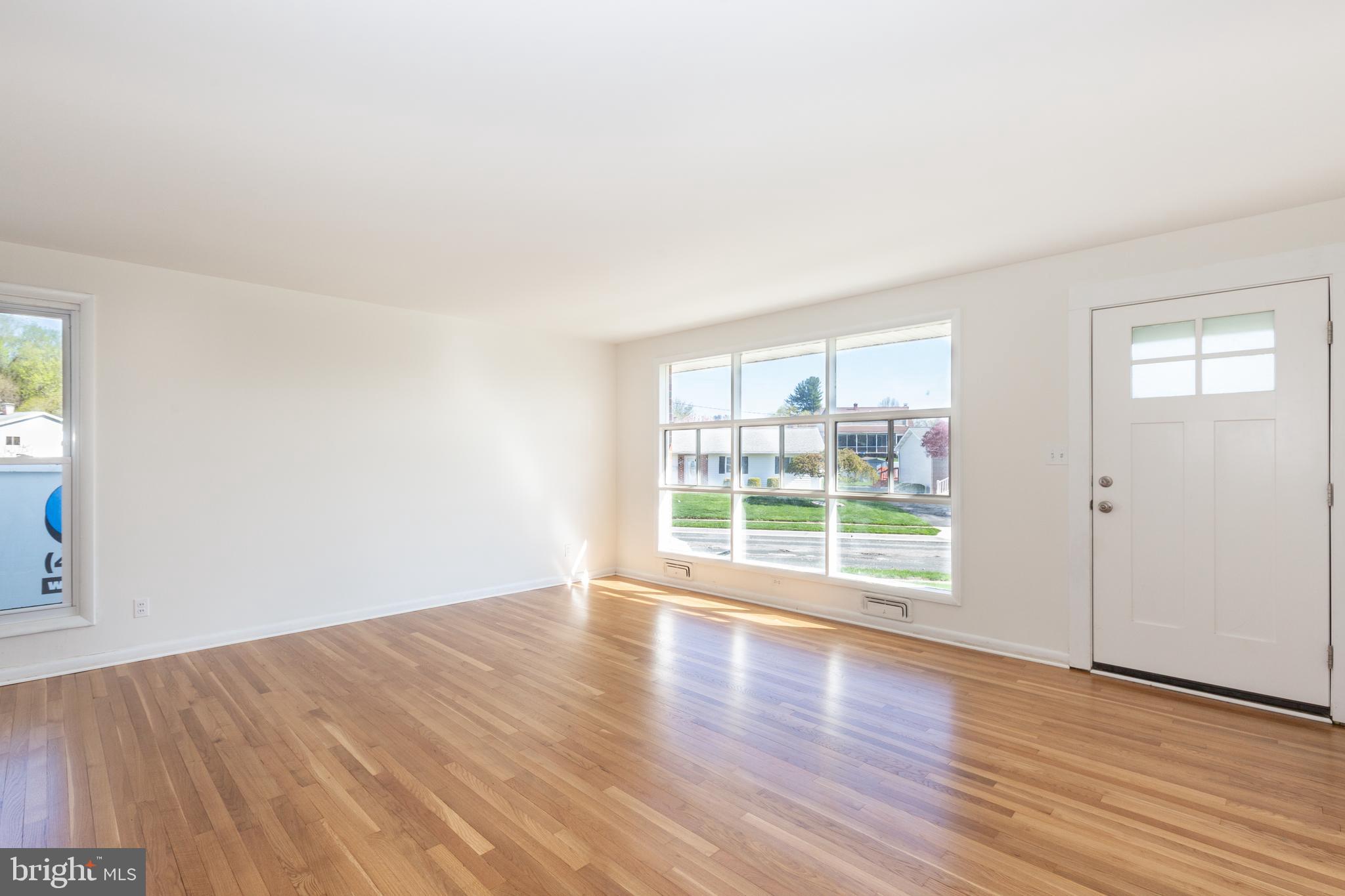 9201 Bengal Road Randallstown, MD 21133 - Photo 4 of 32 Bright/Light Living Room
