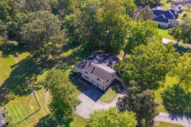 a view of a garden with sitting area