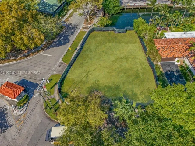 a view of a yard with plants