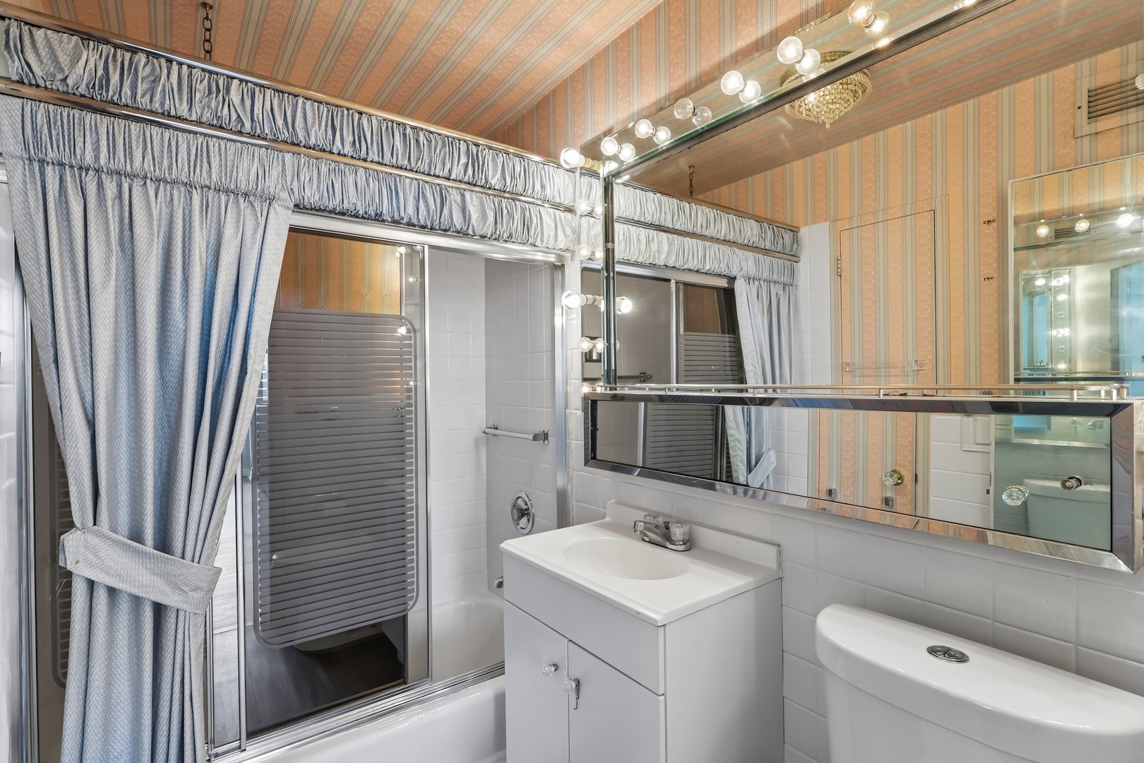 6301 North Sheridan Road, Unit 24E Chicago, IL 60660 - Photo 16 of 21
