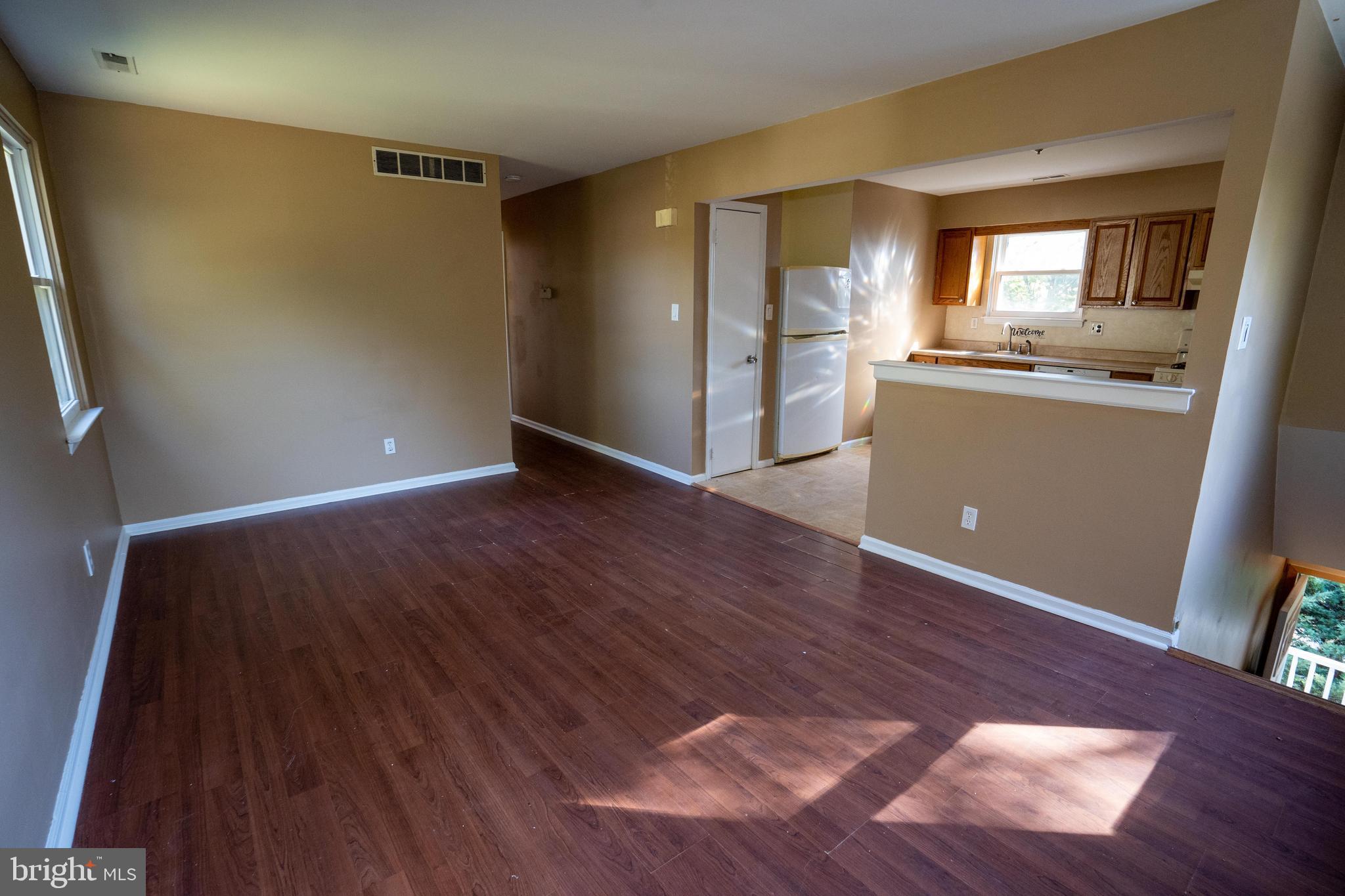 69 Jackson Road Berlin, NJ 08009 - Photo 11 of 26 2nd Floor Unit Living Room