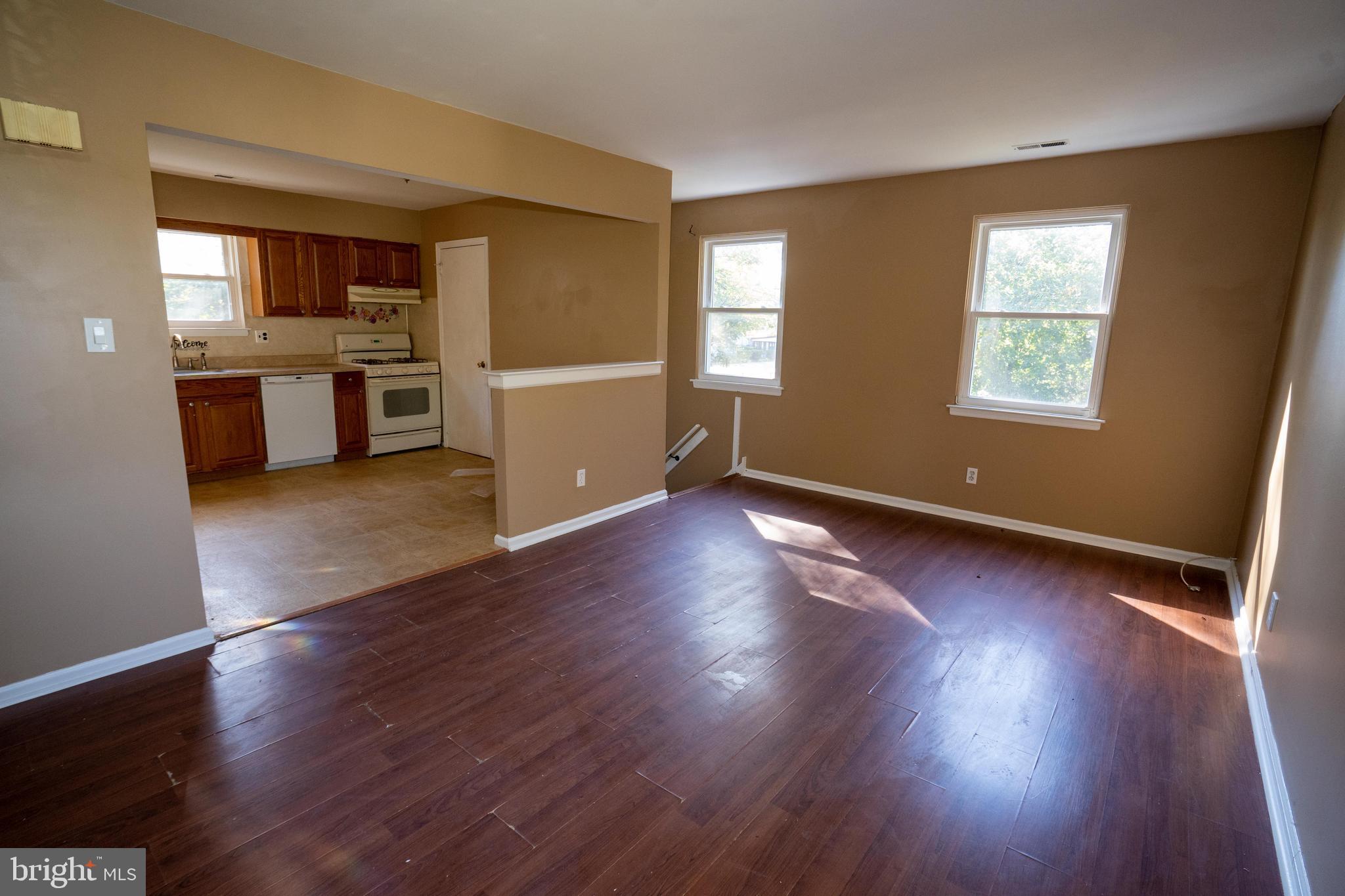 69 Jackson Road Berlin, NJ 08009 - Photo 12 of 26 2nd Floor Unit Living Room