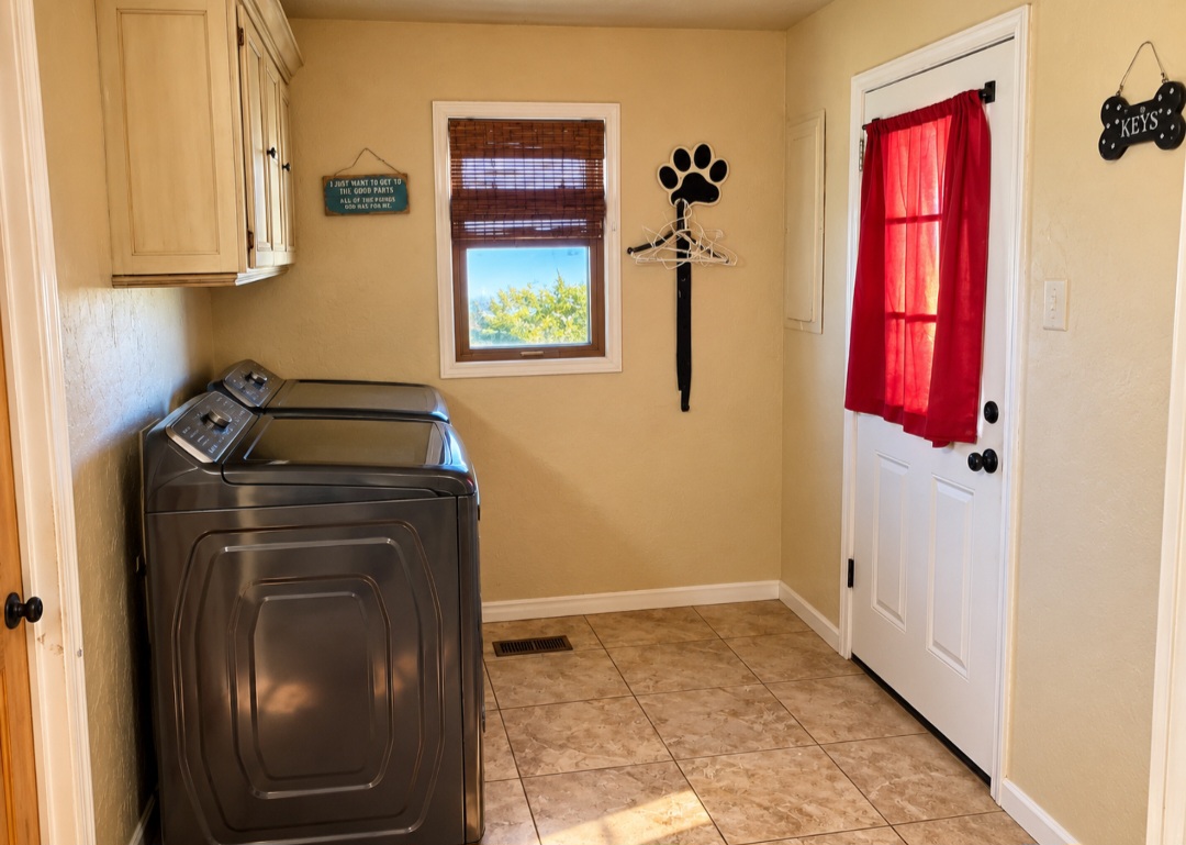 12526 3520th Road Seminole, OK 74868 - Photo 13 of 42 Built-in cabinetry, tiled flooring, window with wood-finish blinds, and a paneled door