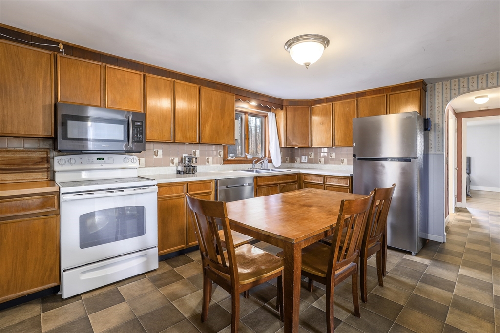 78 Racette Avenue Gardner, MA 01440 - Photo 13 of 32