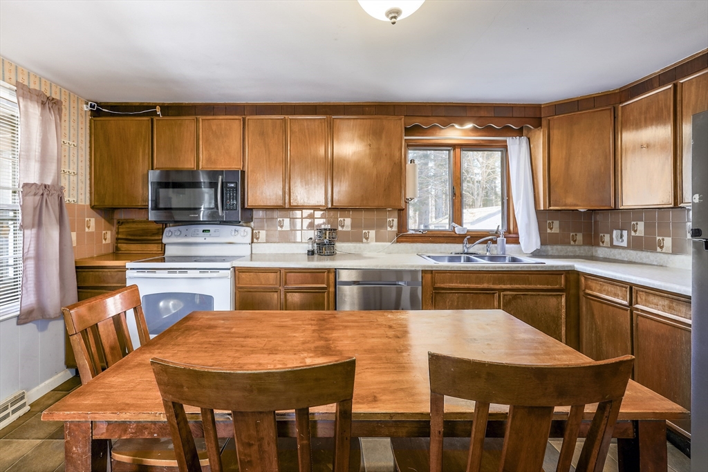 78 Racette Avenue Gardner, MA 01440 - Photo 14 of 32