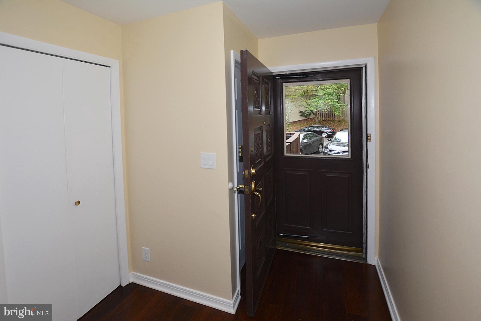 1639 Valencia Way Reston, VA 20190 - Photo 2 of 28 Inviting Foyer