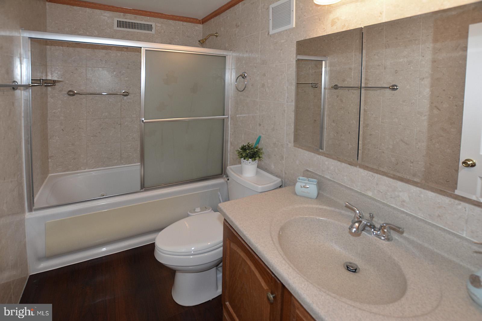 1639 Valencia Way Reston, VA 20190 - Photo 22 of 28 Full Bathroom