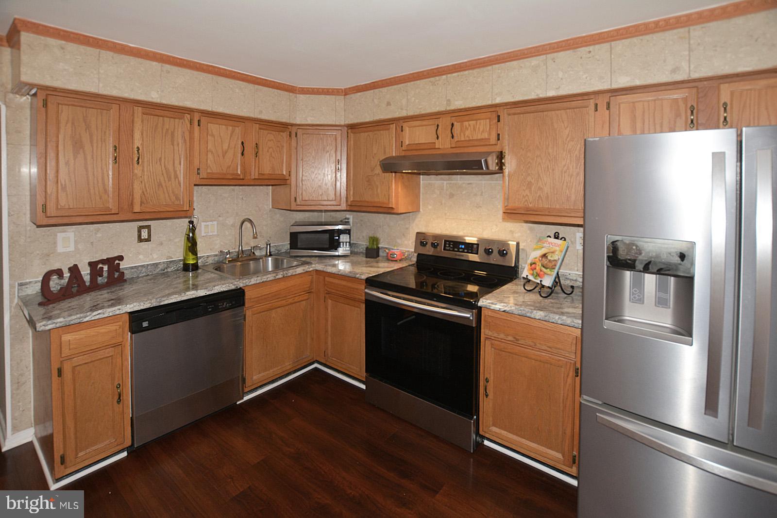 1639 Valencia Way Reston, VA 20190 - Photo 6 of 28