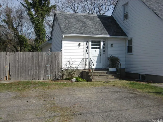 $2,325 | 117 Blydenburg Avenue, Unit B, Smithtown, NY 11787