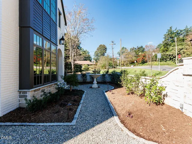 a view of a backyard