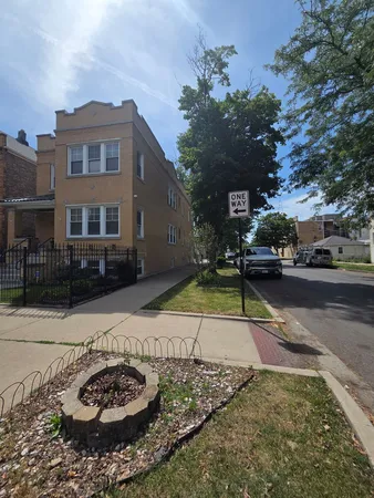 $1,595 | 2252 North Mason Avenue, Unit 2, Chicago, IL 60639
