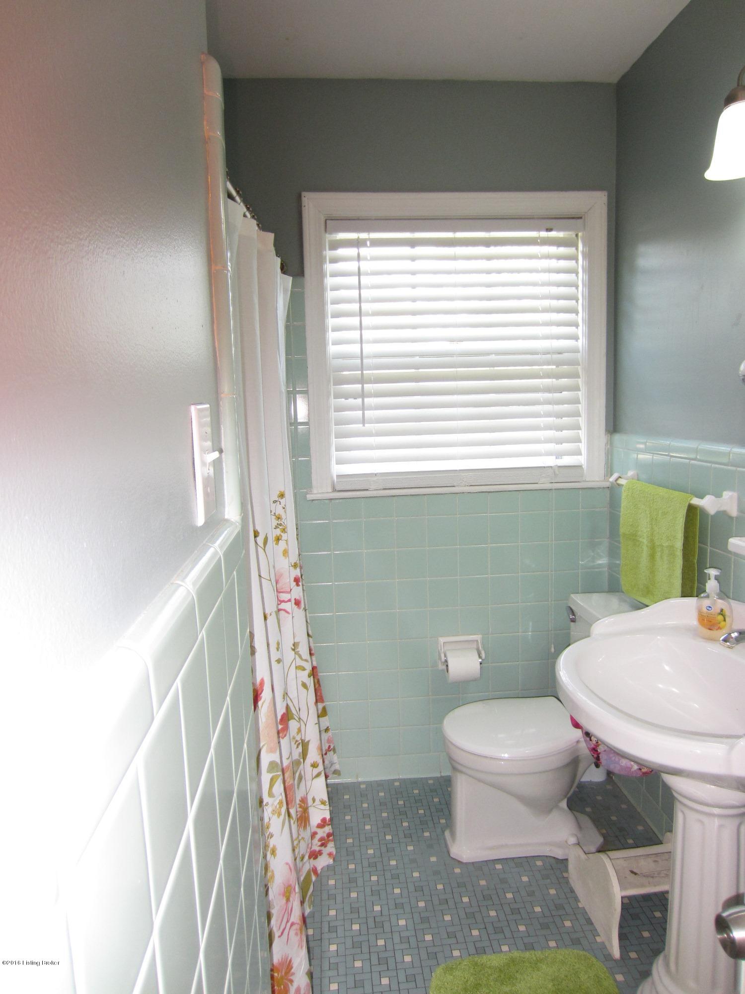 4518 Fox Run Road Louisville, KY 40207 - Photo 8 of 22 Full Bath