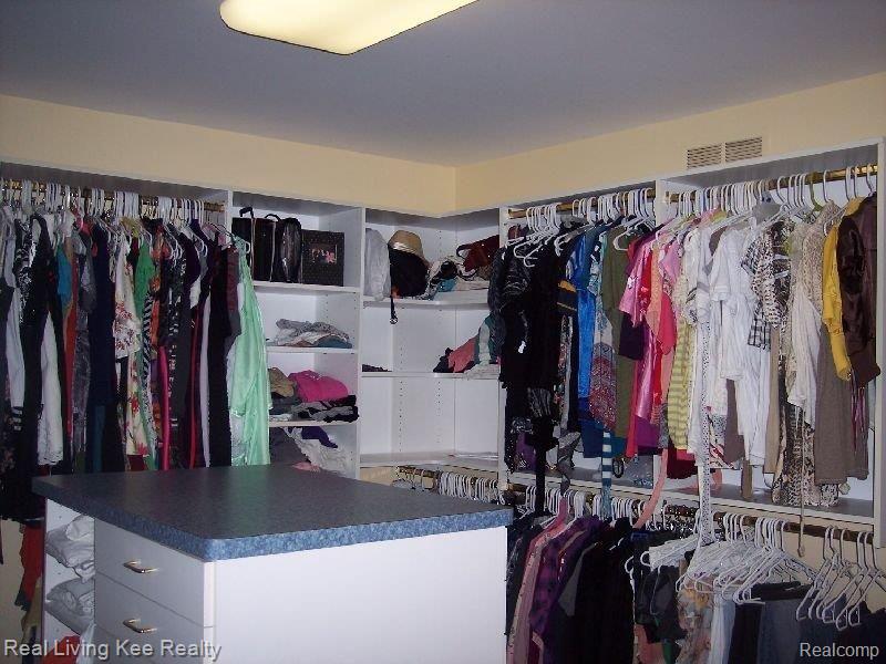 136 Coachlamp Road Rochester, MI 48306 - Photo 13 of 21 Closet2