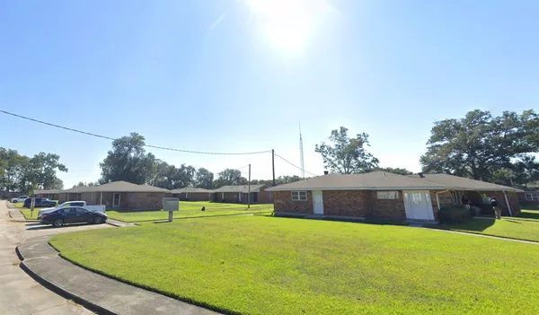 a view of a house with a backyard