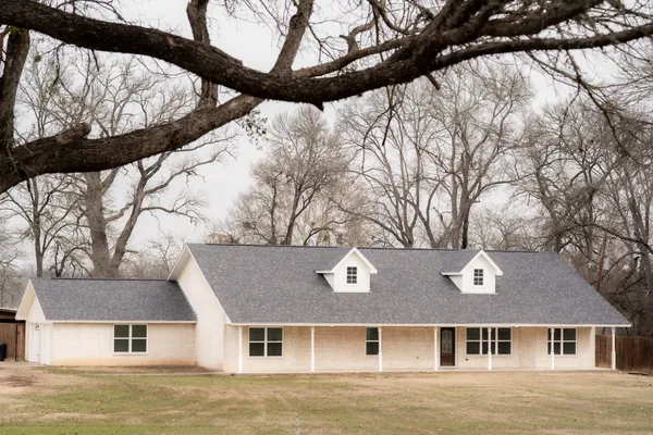 a view of a house with a backyard