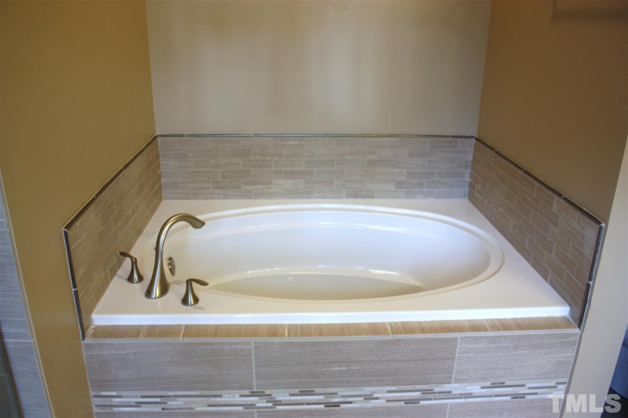 108 Ridgepath Way Cary, NC 27511 - Photo 5 of 20 a bathroom with a bathtub