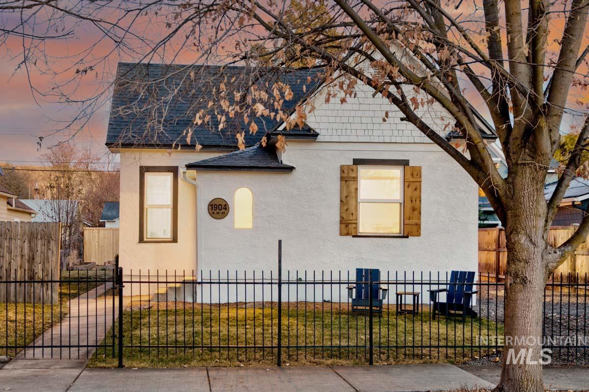1904 North 16th Street Boise, ID 83702 - Photo 28 of 28 View of front facade with stucco siding, a shingled roof, and a fenced front yard