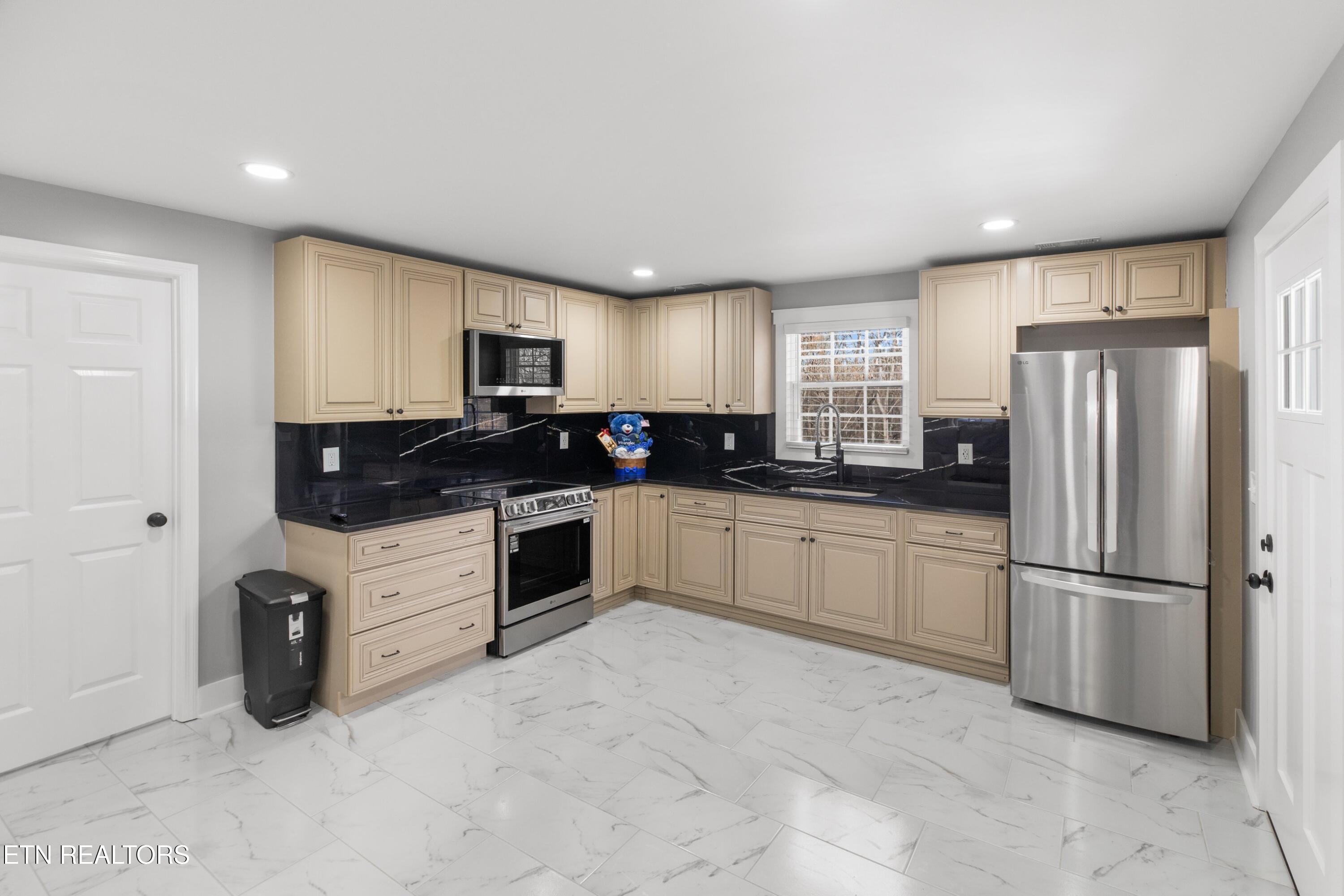 1100 Valley Home Road Morristown, TN 37813 - Photo 8 of 24 009-1100ValleyHomeRoad-Morristown-TN-378