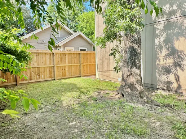 $1,395 | 114 Munford Street, Unit 1/2, Houston, TX 77008