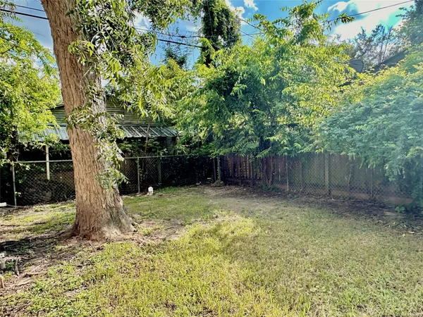 $1,395 | 114 Munford Street, Unit 1/2, Houston, TX 77008