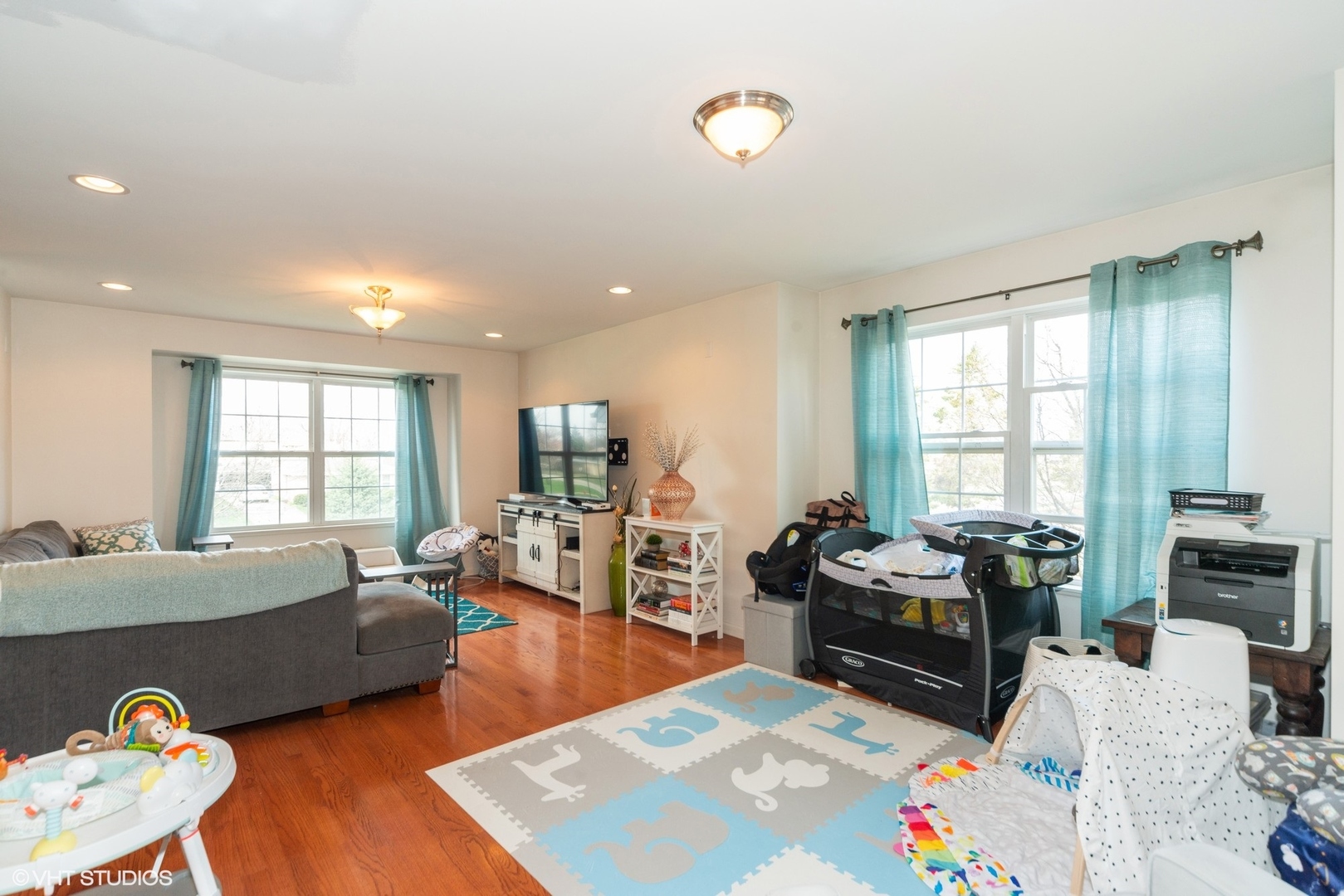 563 George Street Wood Dale, IL 60191 - Photo 2 of 15 a living room with furniture and large windows
