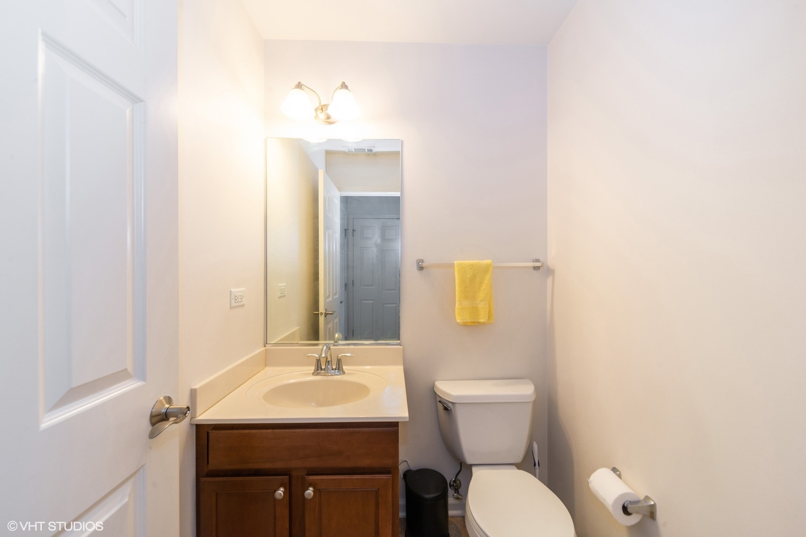 563 George Street Wood Dale, IL 60191 - Photo 9 of 15 a bathroom with a sink toilet and mirror
