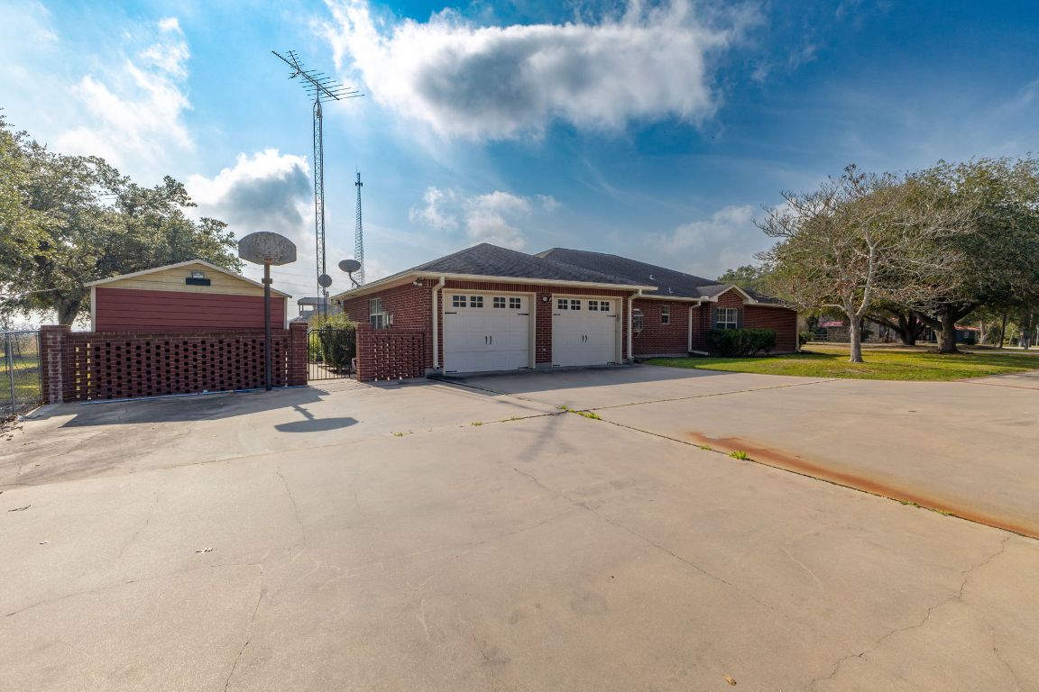 803 South Converse Street Flatonia, TX 78941 - Photo 35 of 35 a house view with a garden space