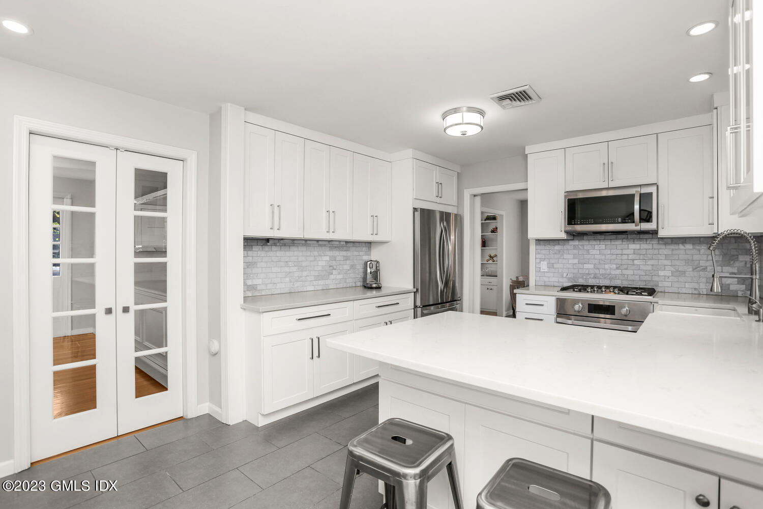 10 Rainbow Drive Riverside, CT 06878 - Photo 8 of 34 Eat in Kitchen