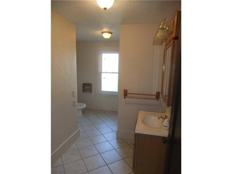 400 2nd Street Butler, PA 16001 - Photo 13 of 18 Full Bath.