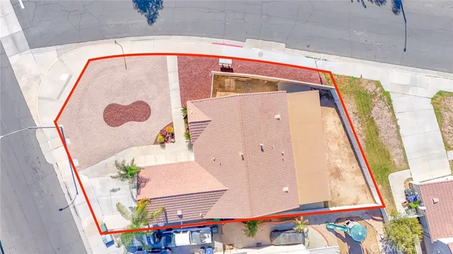 a picture of a table and chair