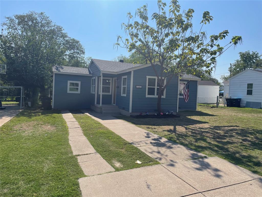 a view of a house with a yard