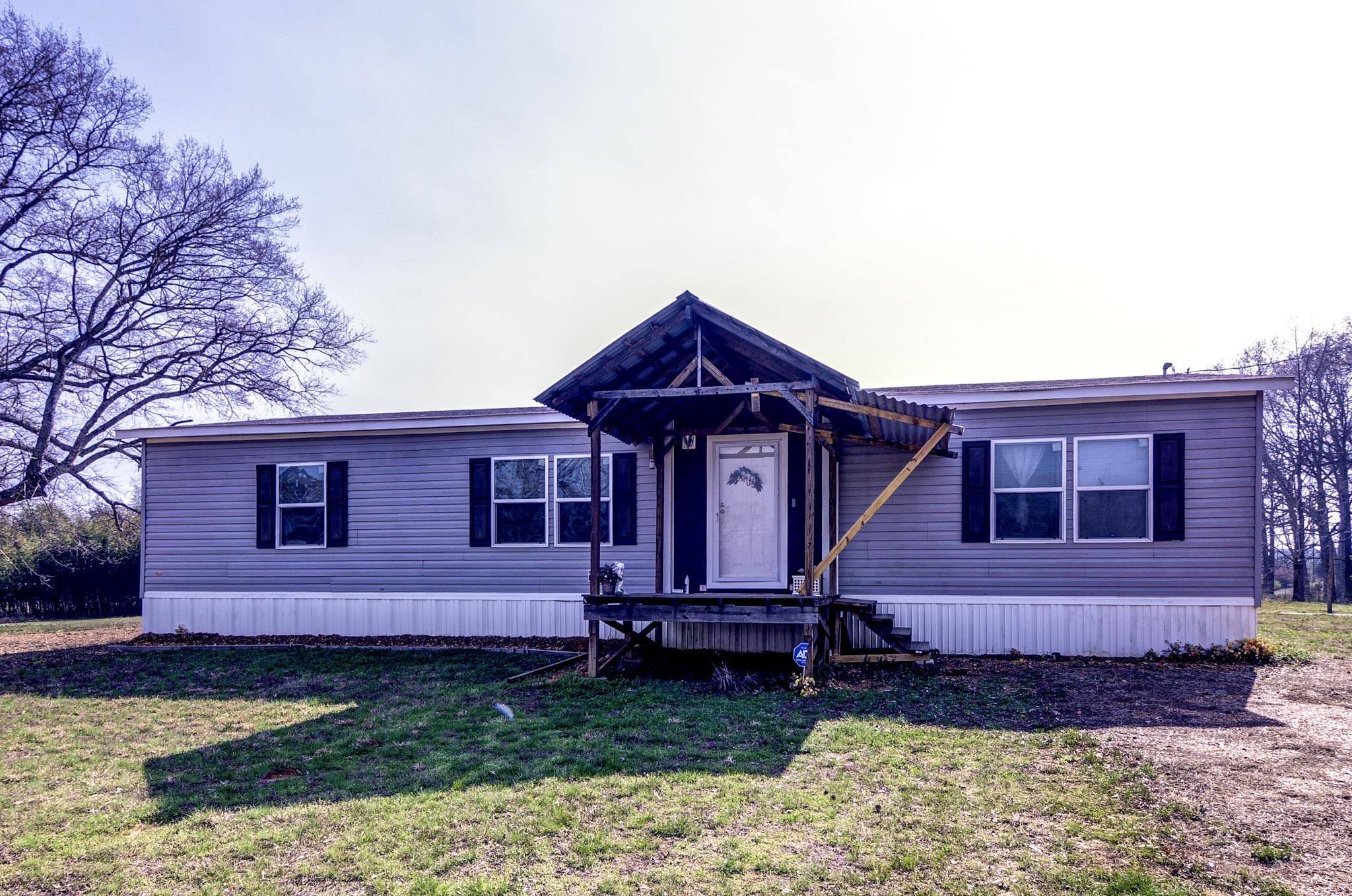 Manufactured / mobile home featuring a front yard